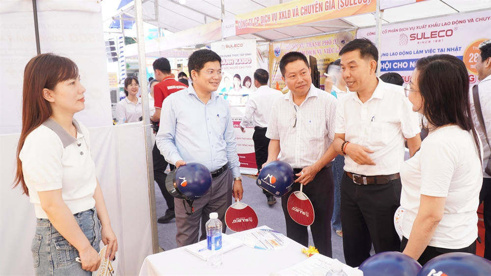 Các đại biểu tham quan không gian tuyển sinh tại ngày hội.