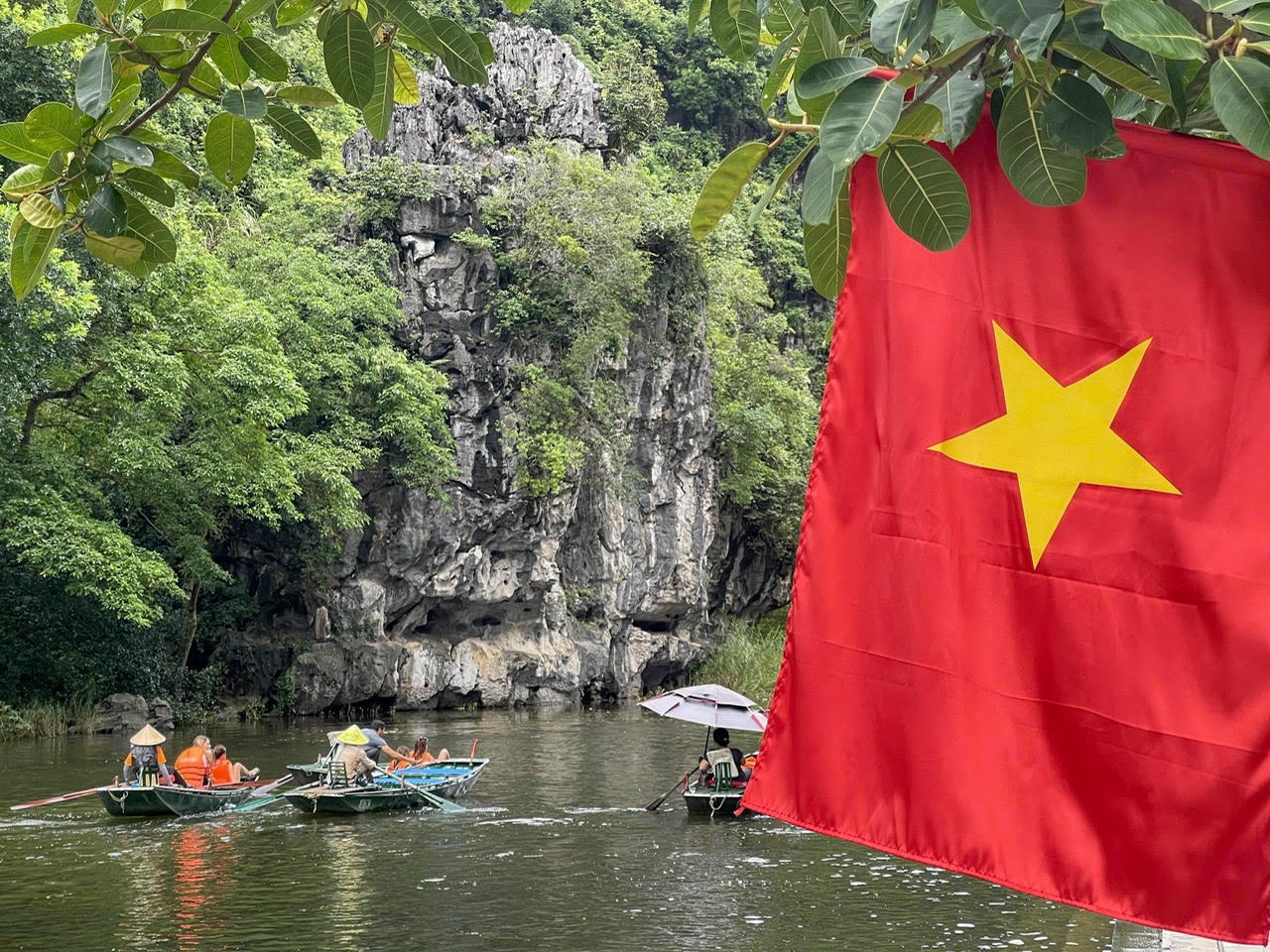 Theo giải thích của người dân địa phương thì Tam Cốc - có nghĩa là 3 hang