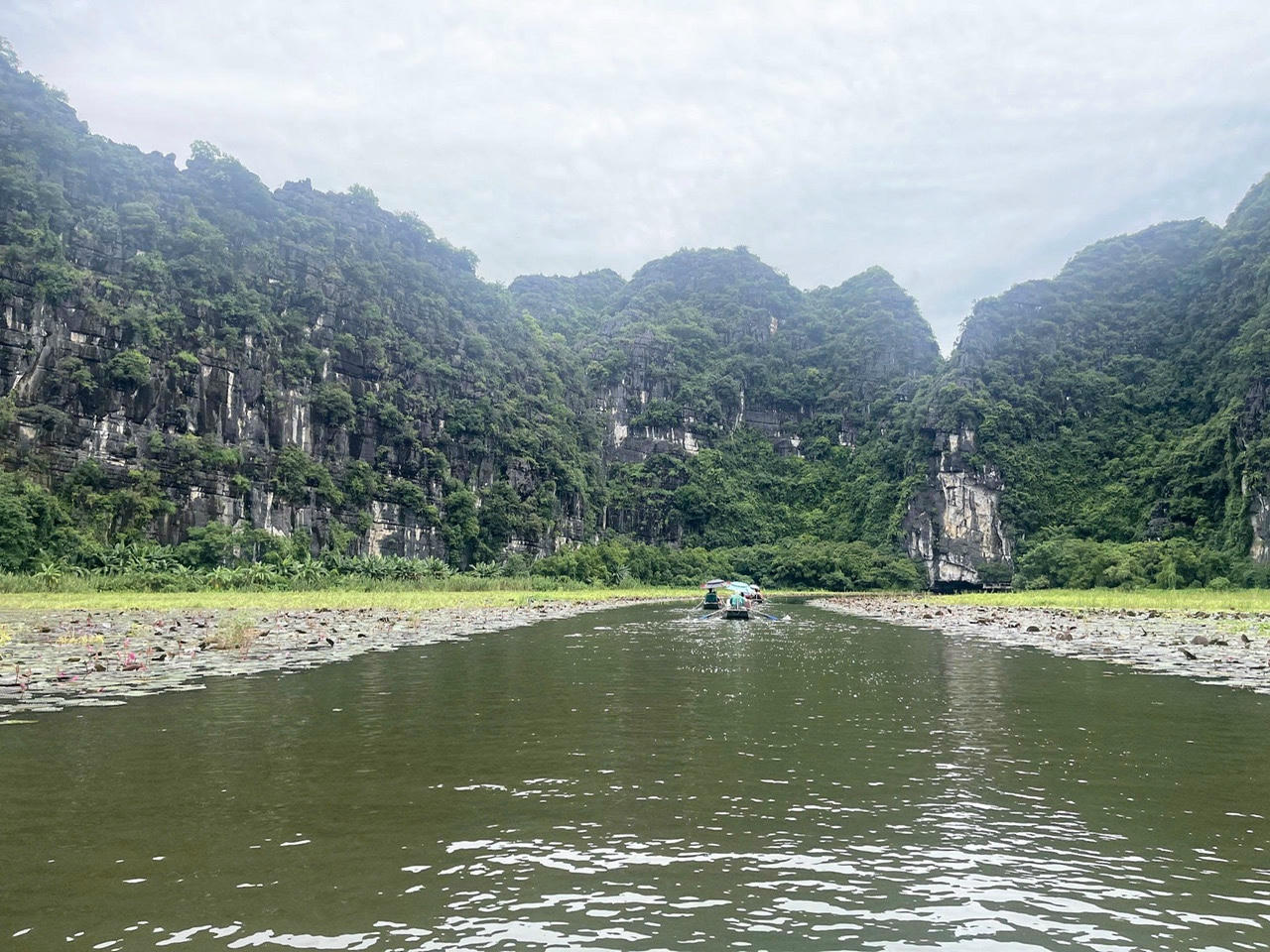 Hang Cả dài 127m, xuyên qua một quả núi lớn. Trong hang khí hậu khá mát và có nhiều nhũ đá rủ xuống với muôn hình vạn trạng.
