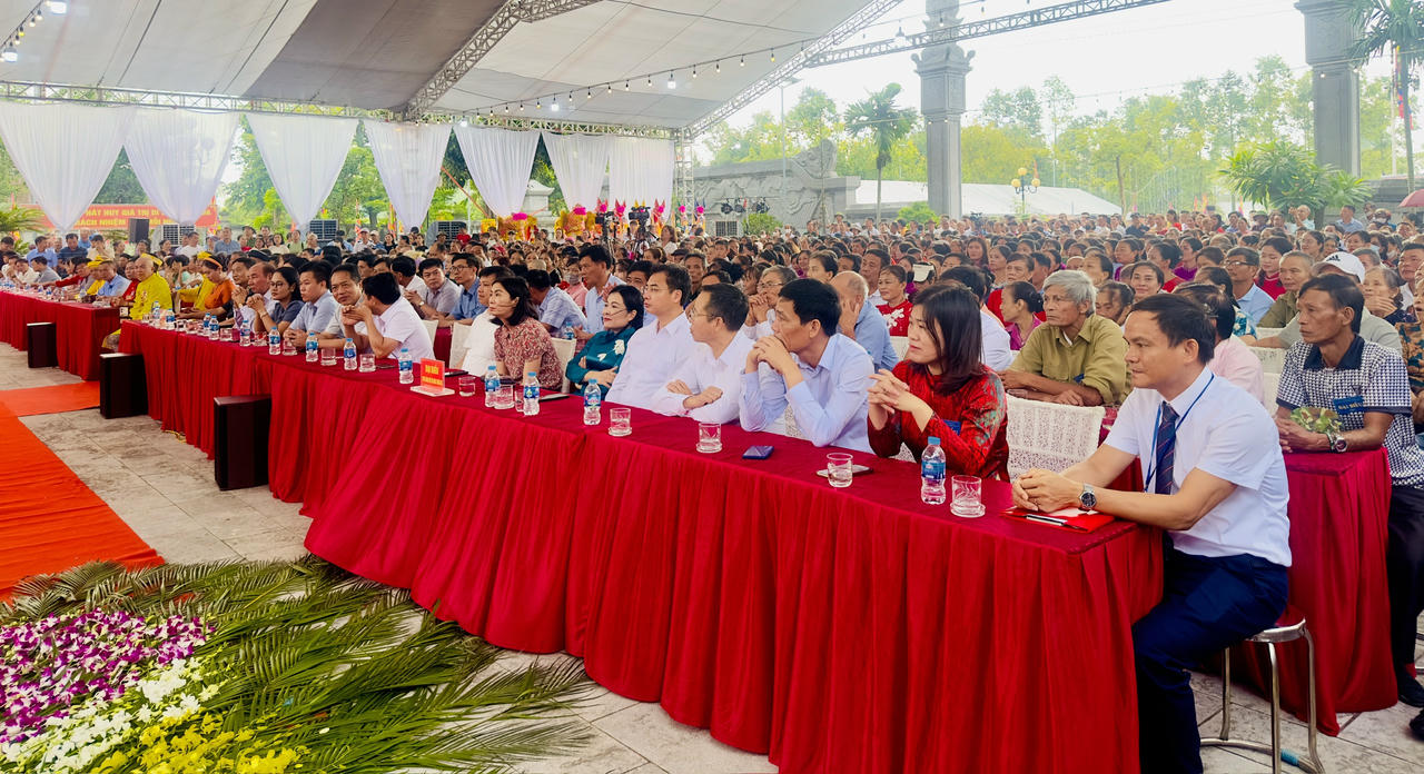 Đông đảo đại biểu, nhân dân và du khách về dự lễ hội.