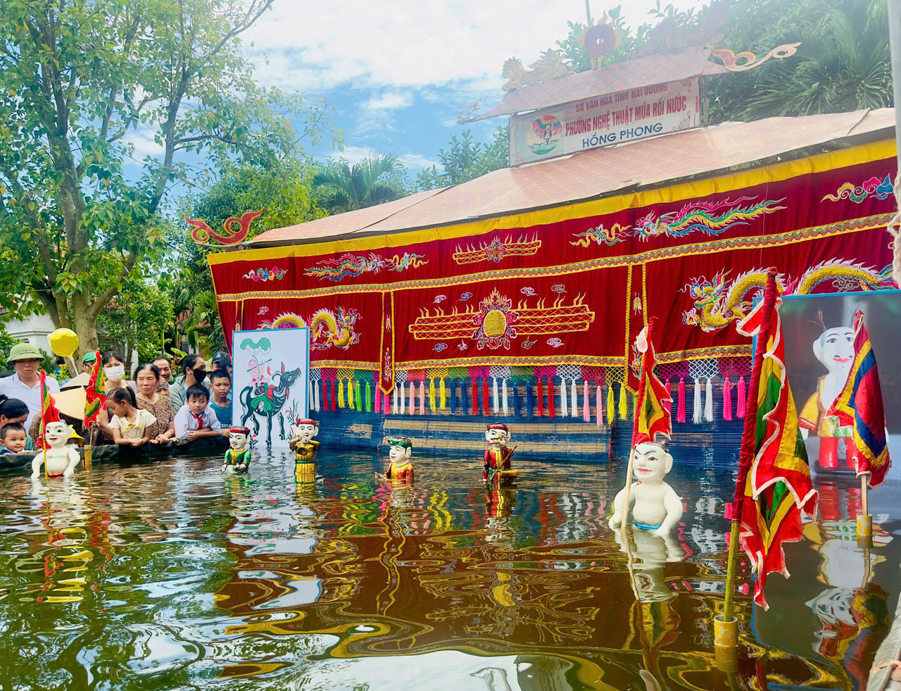 Hoạt động Múa rối nước lần đầu tiên được đưa vào lễ hội biểu diễn phục vụ nhân dân và du khách.