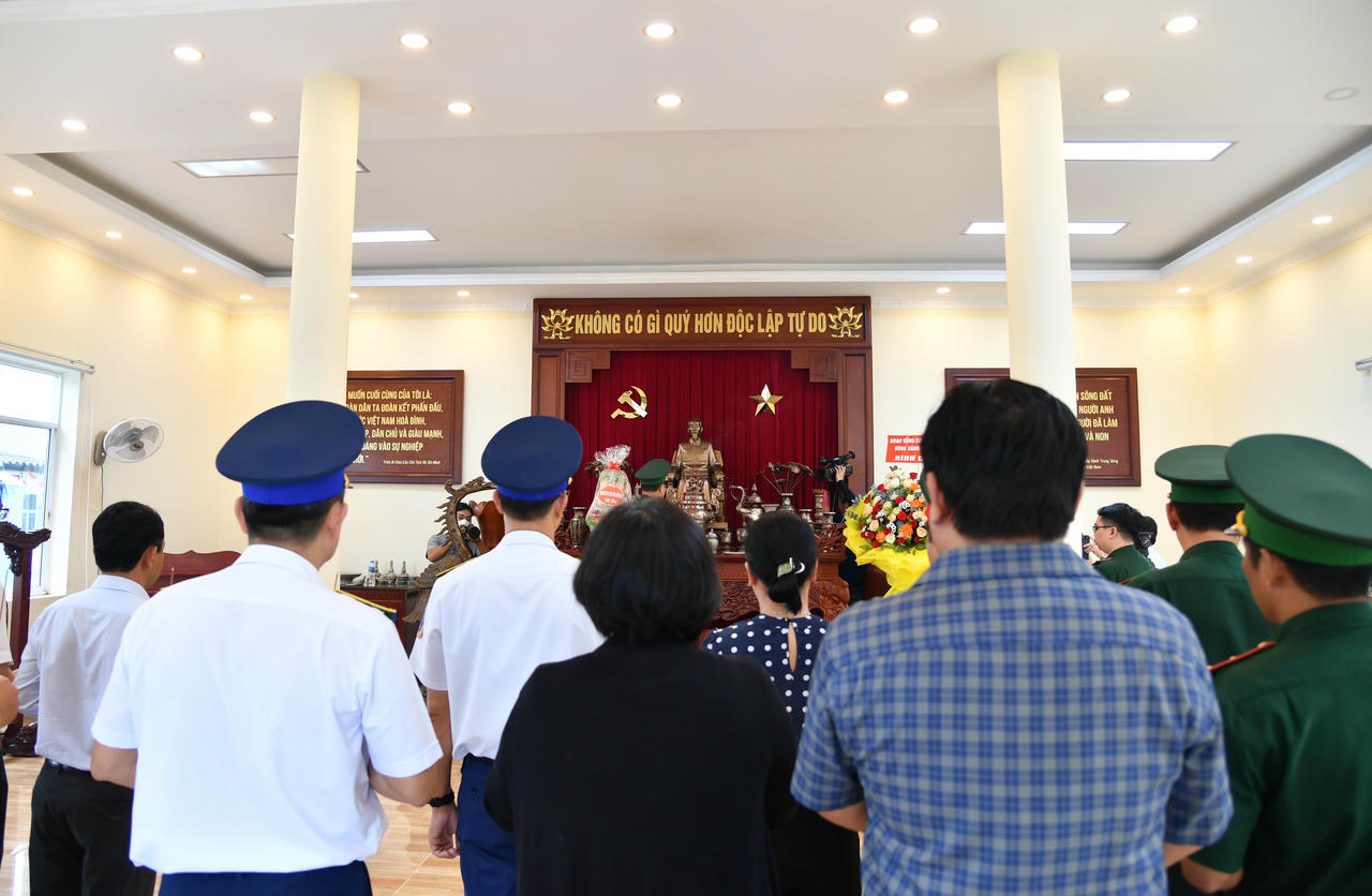 Đoàn công tác dâng hương phòng thờ Chủ tịch Hồ Chí Minh.