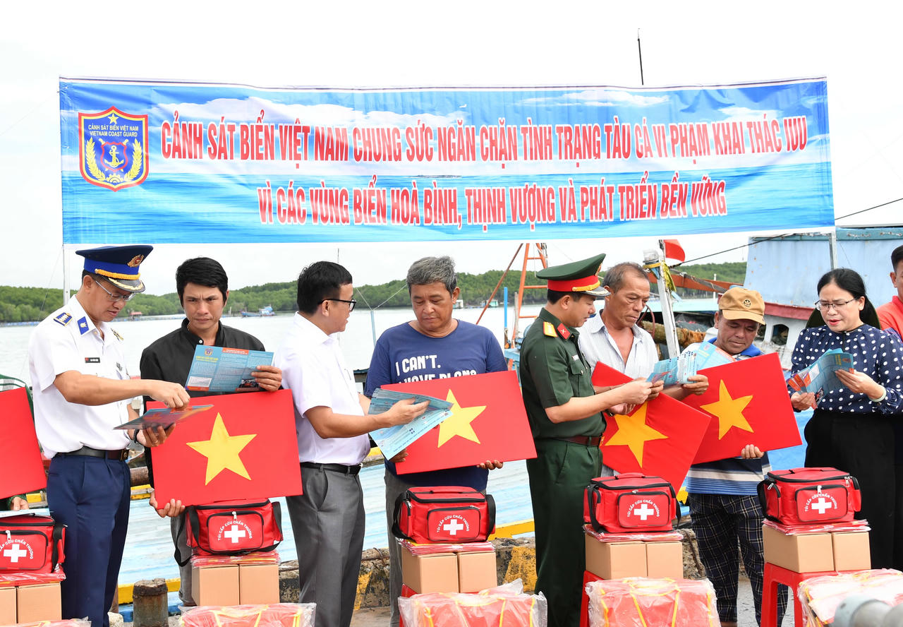 Tặng cờ cho ngư dân.