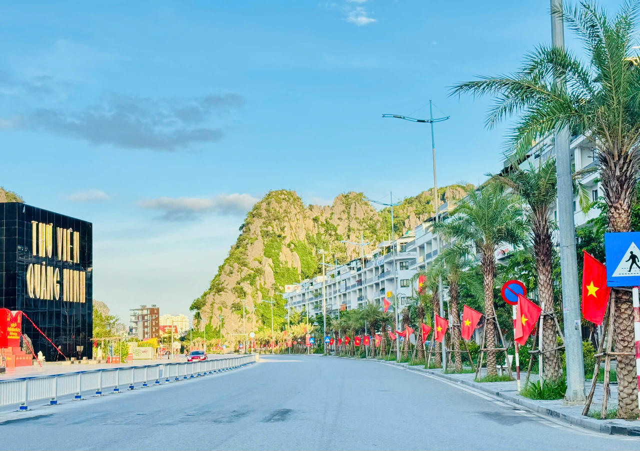 Cùng với sự chuẩn bị chu đáo, chất lượng, đảm bảo tiến độ, quy trình, quy định cho đại hội thì ở khắp các cơ quan, đơn vị, ban, ngành, đoàn thể, địa phương đều sôi nổi các phong trào thi đua hướng về sự kiện chính trị đặc biệt của tỉnh.