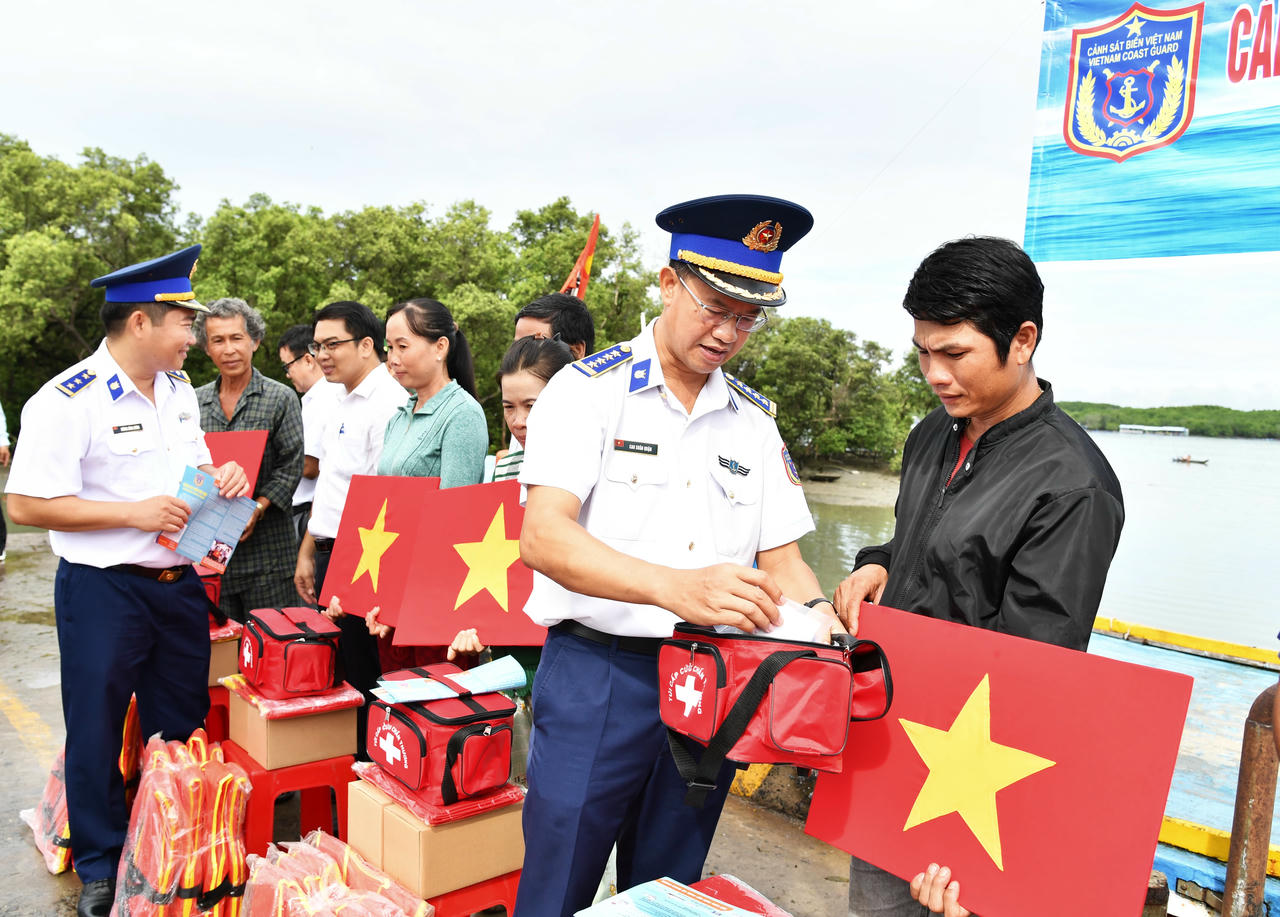 Trao túi thuốc y tế cho ngư dân.
