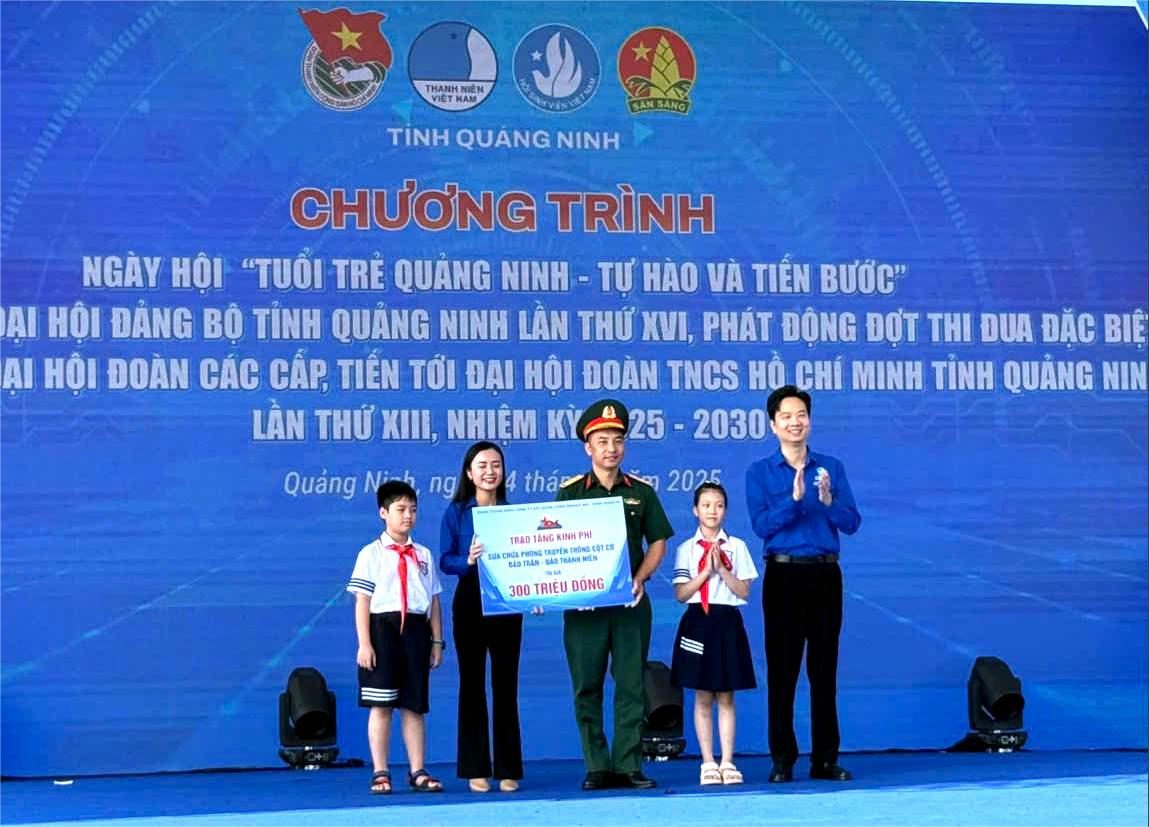 Tại Ngày hội “Tuổi trẻ Quảng Ninh - Tự hào và tiến bước”, Tỉnh Đoàn Quảng Ninh phối hợp với các đơn vị đồng hành trao tặng trên 2 tỷ đồng cho các công trình, phần việc thanh niên và hỗ trợ học sinh, thiếu nhi vượt khó.