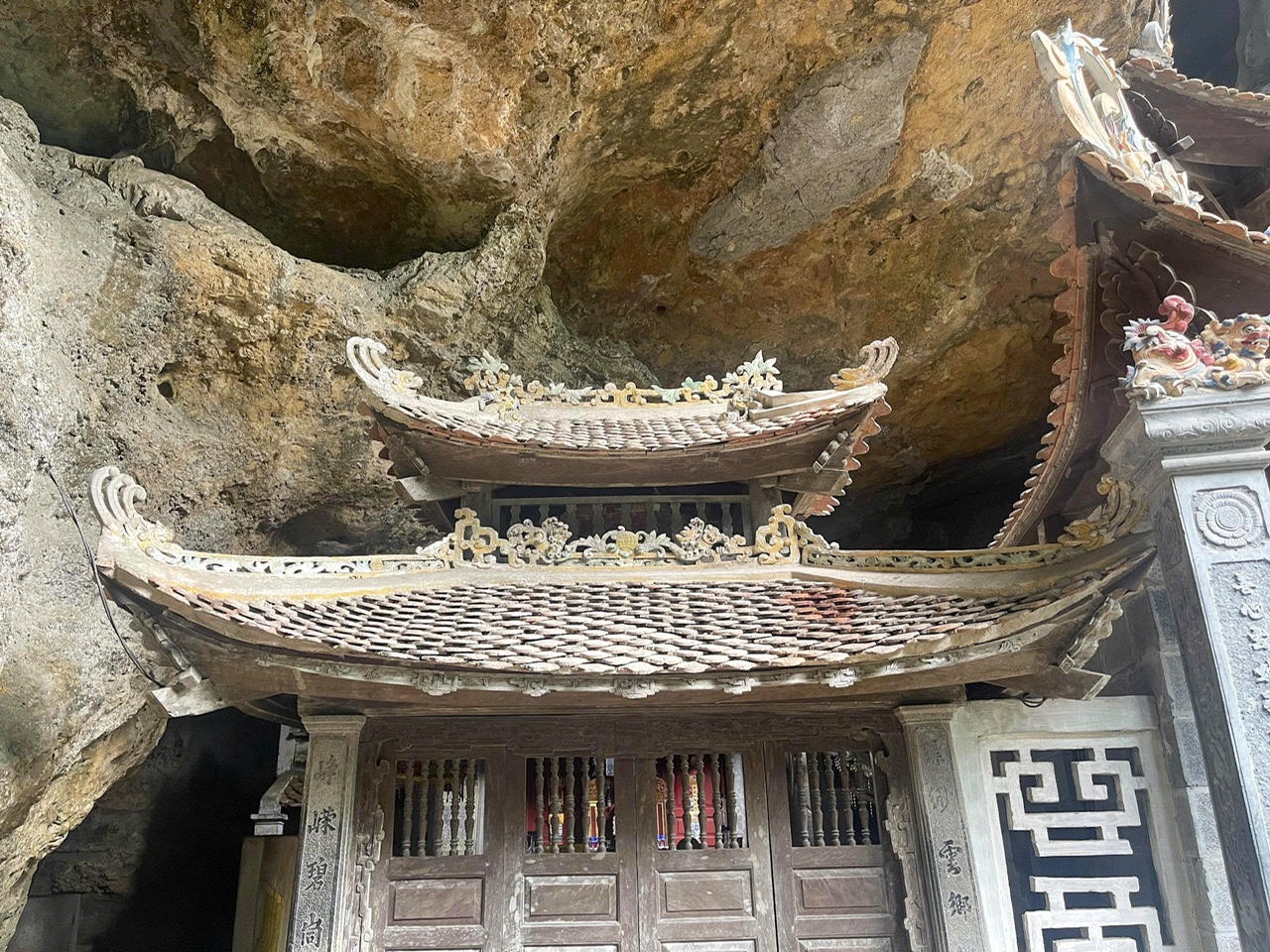 Từ chùa Hạ du khách leo bộ khoảng 120 bậc theo hình dích dắc tới lưng chừng dãy núi Ngũ Nhạc là chùa Trung. Đây là một ngôi chùa rất độc đáo, một phần gắn vào hang núi tự nhiên. 