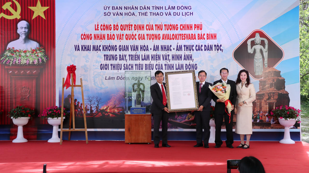 UBND tỉnh Lâm Đồng công bố quyết định của Thủ tướng Chính phủ công nhận Tượng Avalokitesvara Bắc Bình là Bảo vật quốc gia.