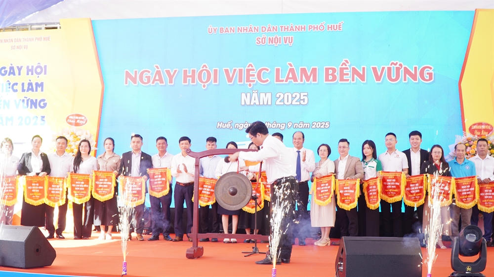 Phó Chủ tịch UBND thành phố Nguyễn Chí Tài khai chiêng ngày hội việc làm bền vững năm 2025.