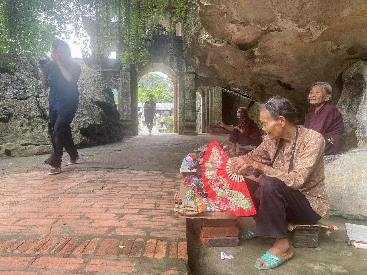 Người dân địa phương bán những đồ dân dã cho du khách khi ghé thăm nơi đây.