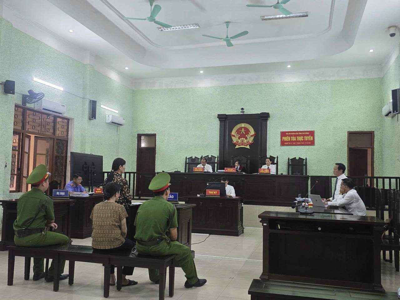 Vụ án 'buôn lậu' tại Cao Bằng: Tòa quyết định nghị án kéo dài