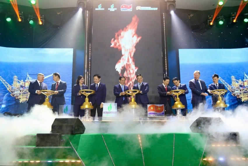 Dự án Kình Ngư Trắng - Kình Ngư Trắng Nam (Lô 09-2/09) đón dòng dầu đầu tiên, về đích sớm hơn kế hoạch, đóng góp tích cực vào mục tiêu gia tăng sản lượng khai thác.