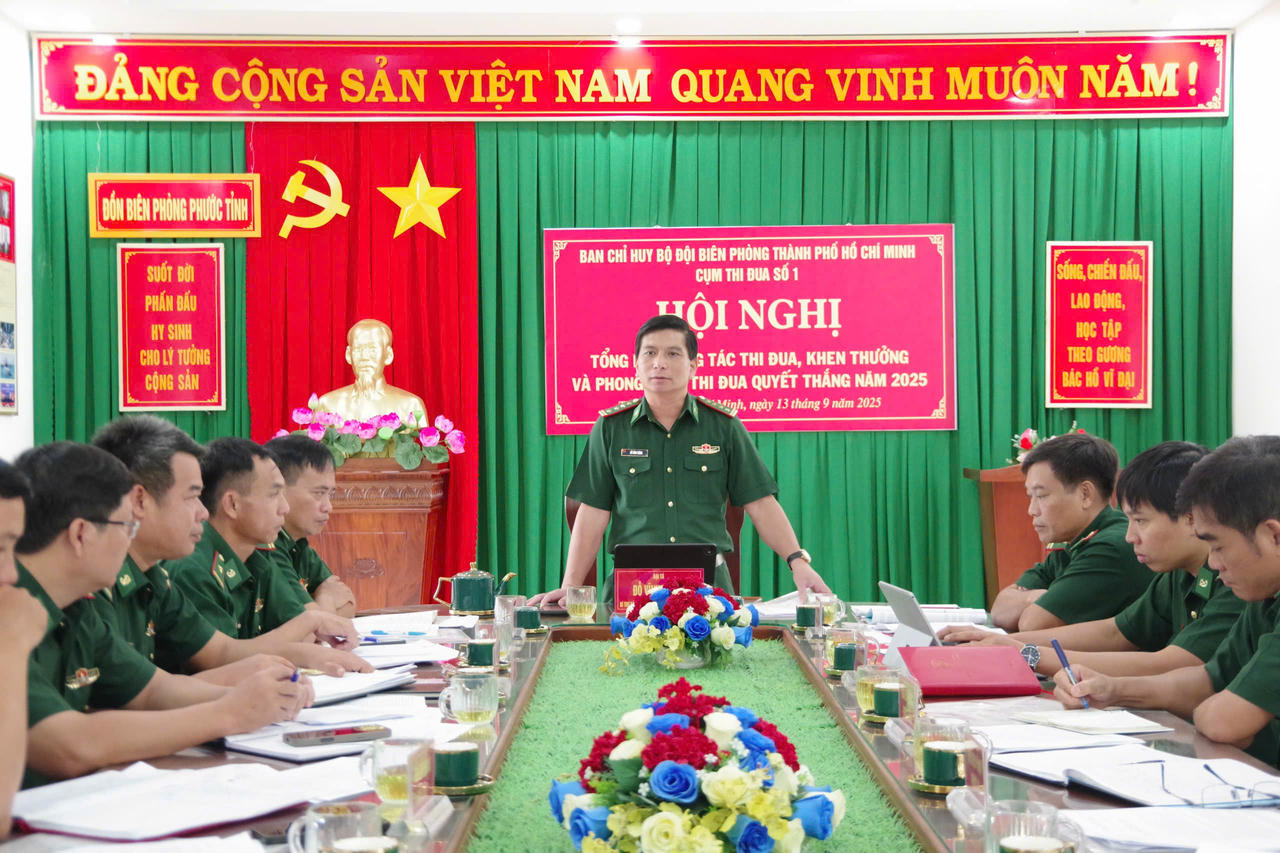 Đại tá Đỗ Vĩnh Thăng, Bí thư Đảng uỷ, Chính uỷ BĐBP thành phố phát biểu chỉ đạo hội nghị tại cụm thi đua số 1