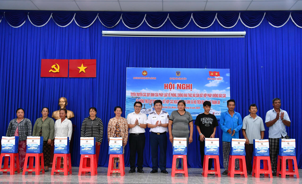 Tặng quà cho gia đình chính sách, gia đình có hoàn cảnh khó khăn.