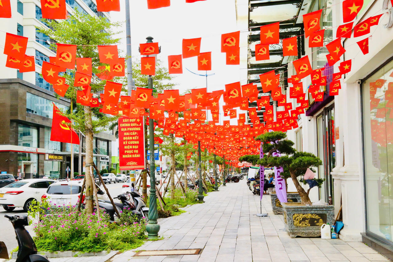 Những con đường, ngõ phố, trụ sở, cơ quan, đơn vị và khu dân cư được trang hoàng rực rỡ cờ hoa, băng rôn, khẩu hiệu, thể hiện khí thế thi đua sôi nổi, niềm tin và kỳ vọng lớn lao vào thành công của Đại hội. 