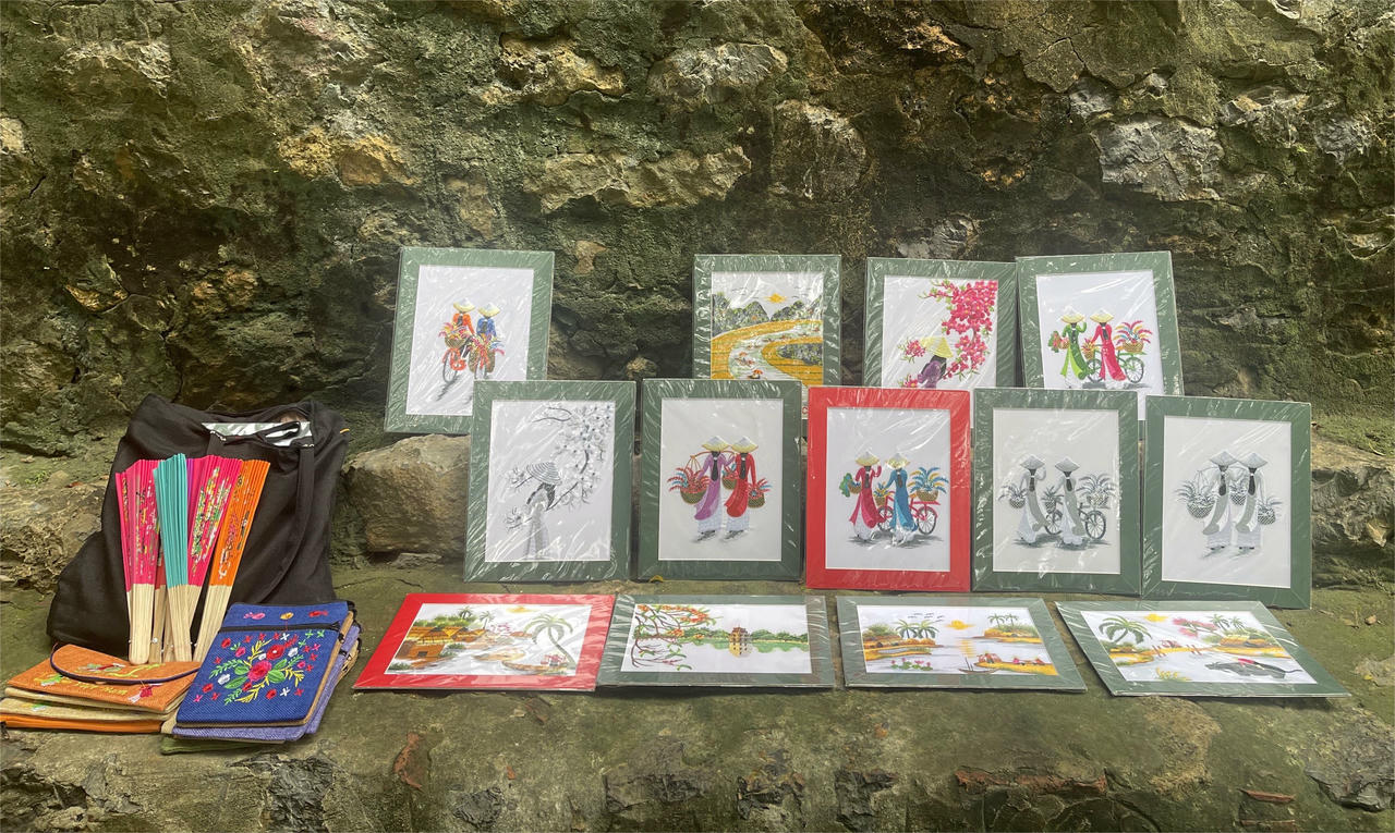 Ngoài chèo đò, thì những người dân bản địa còn làm thêm tranh thêu tay, túi.... bán cho du khách, giúp tăng thêm thu nhập cho gia đình.