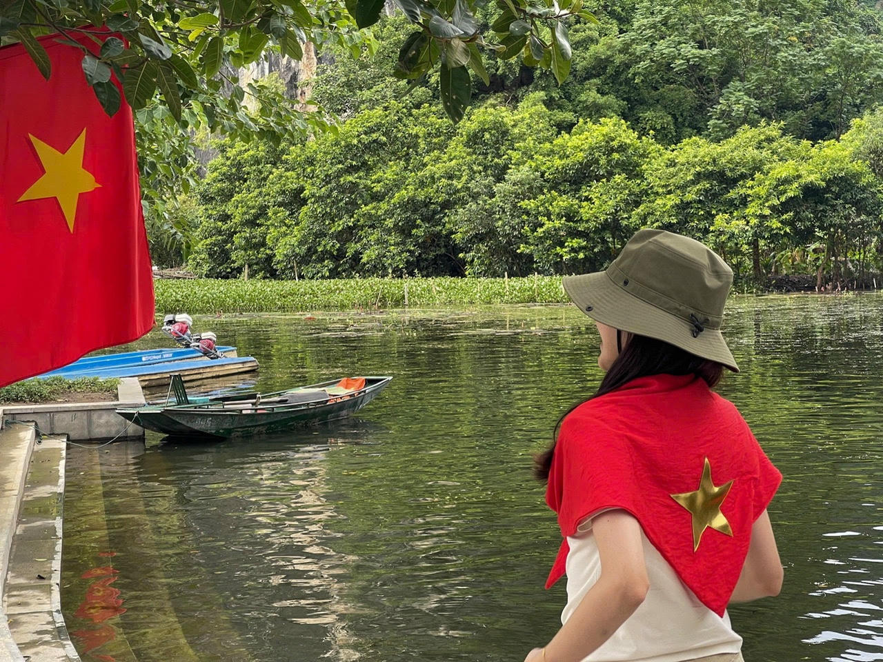 Du khách chụp ảnh bên dòng sông Ngô Đồng