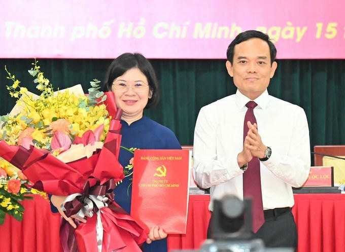 Bí thư Thành ủy TP Hồ Chí Minh Trần Lưu Quang trao quyết định cho bà Văn Thị Bạch Tuyết, Ủy viên Ban Thường vụ Thành ủy, Trưởng Ban Tổ chức Thành ủy, giữ chức Phó Bí thư Thành ủy nhiệm kỳ 2020 - 2025.