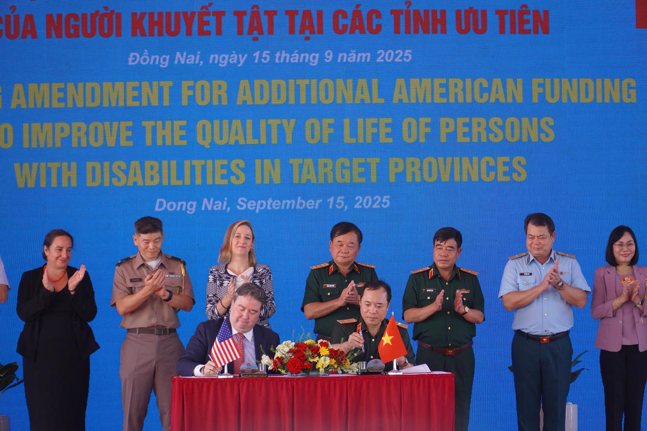 Ông Marc Evans Knapper, Đại sứ đặc mệnh toàn quyền Hợp chúng quốc Hoa Kỳ tại Việt Nam và Thiếu tướng Nguyễn Đình Hiền, Tư lệnh Binh chủng Hóa học (Bộ Quốc phòng), Tổng Giám đốc Trung tâm Hành động Quốc gia khắc phục hậu quả chất độc hóa học và môi trường (NACCET) ký thỏa thuận bổ sung 32 triệu USD vốn ODA không hoàn lại của Hoa Kỳ để tiếp tục mở rộng Dự án hỗ trợ cải thiện chất lượng sống của người khuyết tật tại các tỉnh bị phun rải nặng chất độc da cam/dioxin.