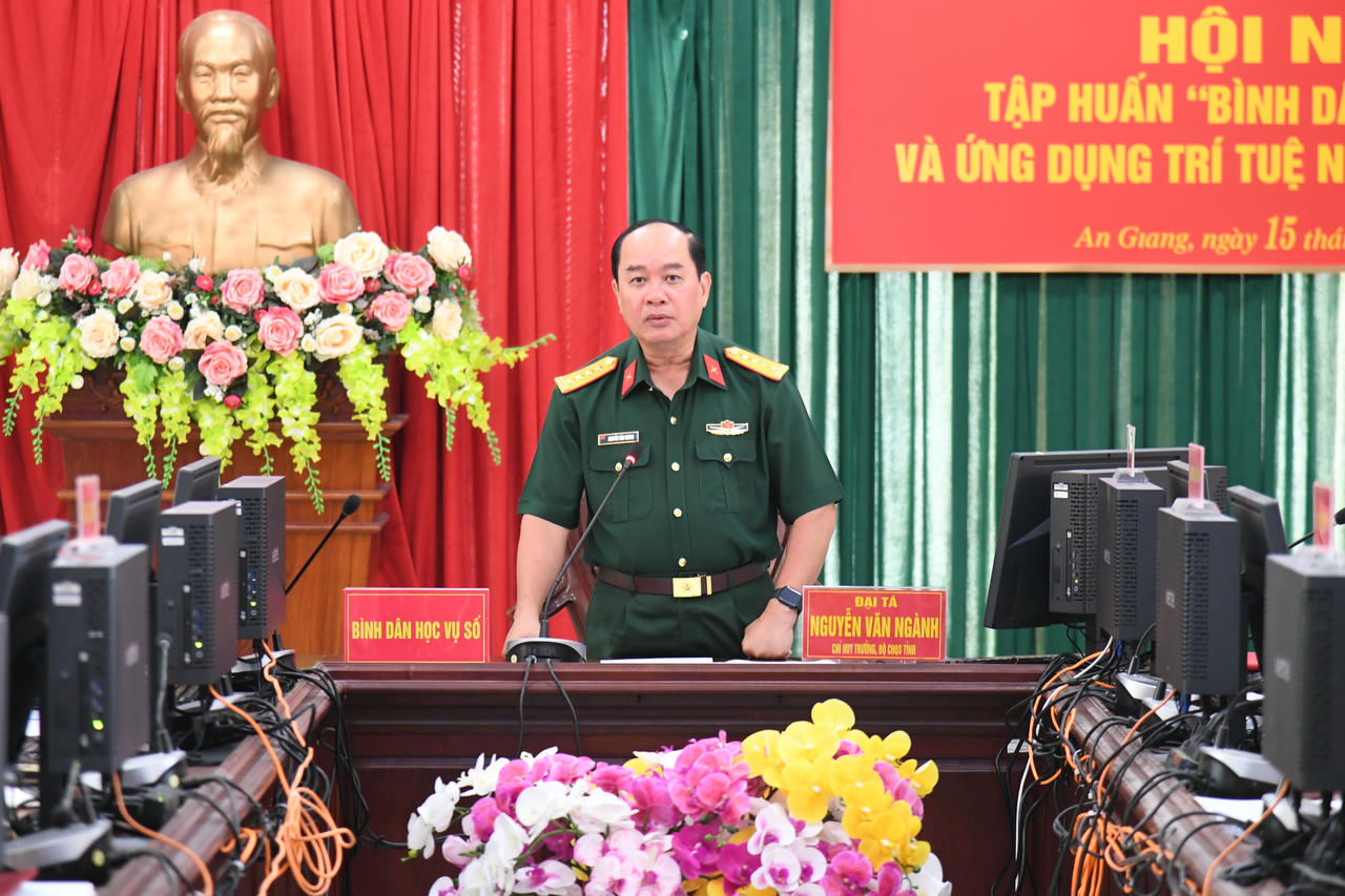 Đại tá Nguyễn Văn Ngành, Chỉ huy trưởng Bộ CHQS tỉnh phát biểu khai mạc tập huấn. Ảnh: Phương Vũ