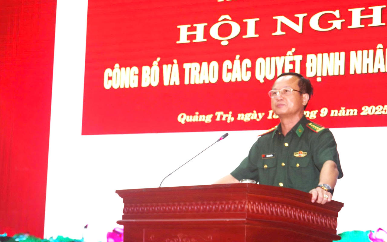 Đại tá Đinh Xuân Hùng, Bí thư Đảng ủy, Chính ủy BĐBP tỉnh phát biểu tại hội nghị.