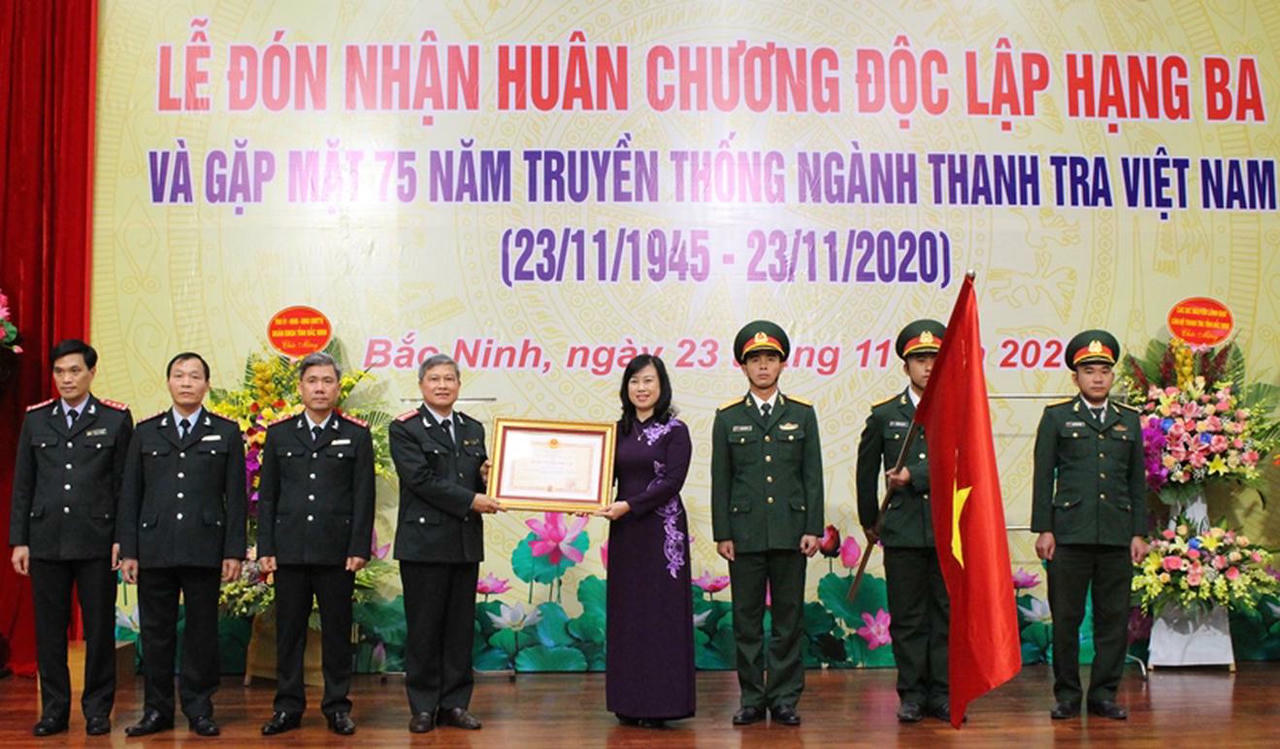 Nguyên Bí thư Tỉnh ủy Đào Hồng Lan (nay là Bộ trưởng Bộ Y tế) thừa ủy quyền của Chủ tịch nước tặng thưởng Huân chương Độc lập hạng Ba cho Thanh tra tỉnh Bắc Ninh.