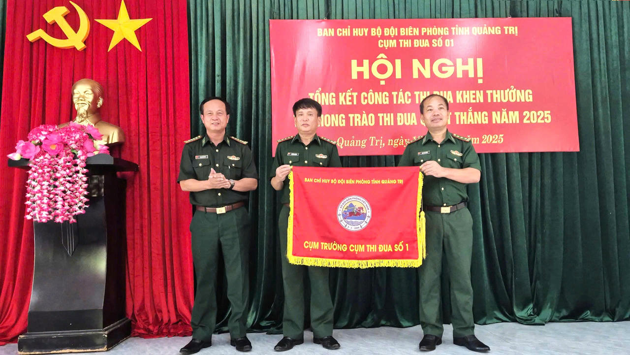 Bàn giao cờ thi đua cho đơn vị Cụm trưởng năm tiếp theo tại cụm thi đua tuyến rừng, và cụm các phòng, ban cơ quan Ban chỉ huy BĐBP tỉnh Quảng Trị.