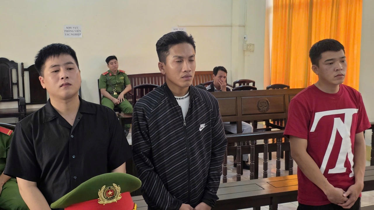  Các bị cáo: Trương Kỳ Anh,  Lê Tấn Du và Lâm Quốc Hào tại phiên tòa.