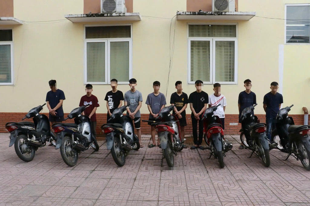 Hai nhóm thanh thiếu niên mang dao kiếm 'hỗn chiến' trong đêm