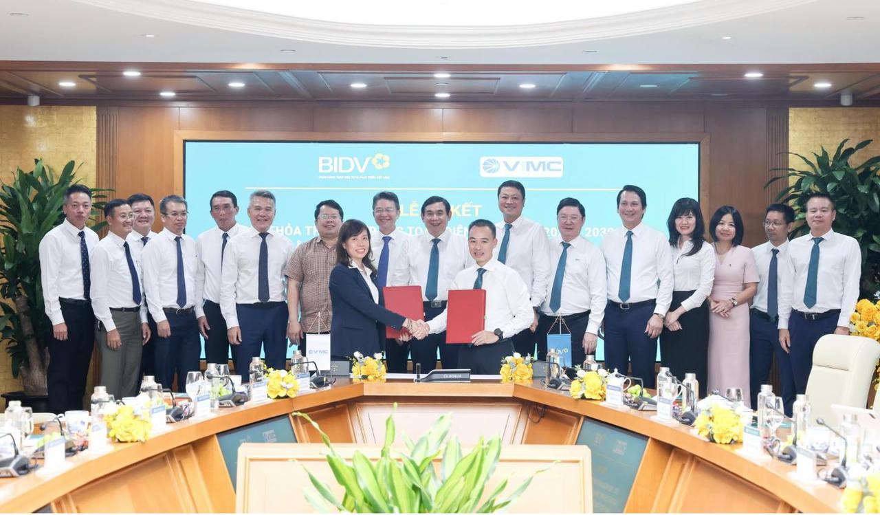 Đại diện Lãnh đạo BIDV Cầu Giấy và VIMC Lines ký kết thỏa thuận nguyên tắc.