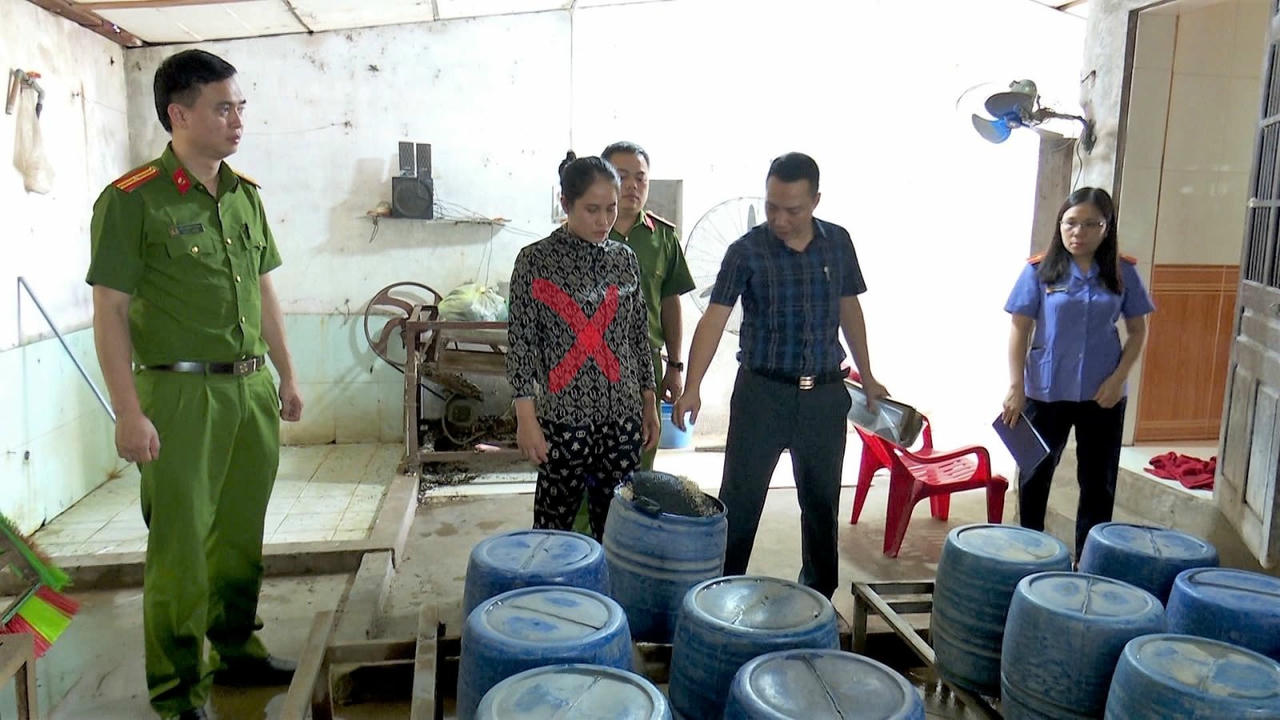 Cơ quan chức năng kiểm tra cơ sở sản xuất giá đỗ của hộ kinh doanh Trần Thị Hạnh (Ảnh: CANB)