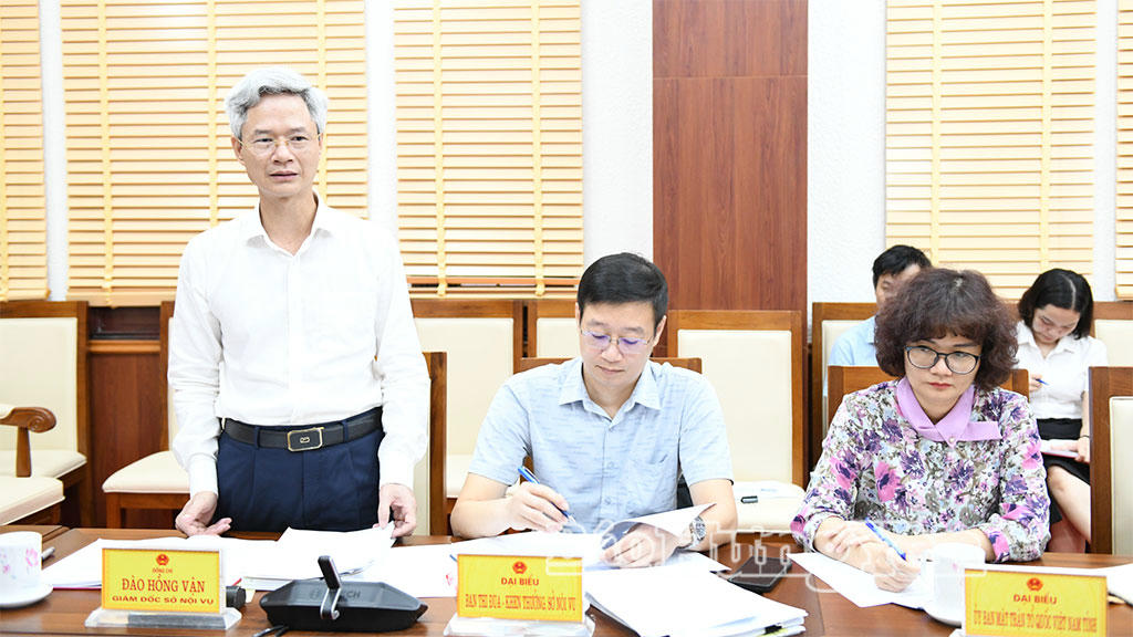 Giám đốc Sở Nội Vụ Đào Hồng Vận phát biểu tại hội nghị. (ảnh Báo Hưng Yên)