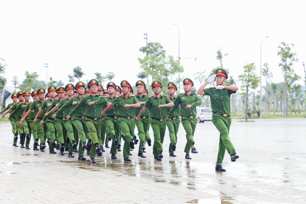 Cán bộ, chiến sĩ tham gia tập huấn thực hành các động tác điều lệnh đội ngũ, nghi lễ CAND và các động tác kỹ thuật, chiến thuật võ thuật CAND