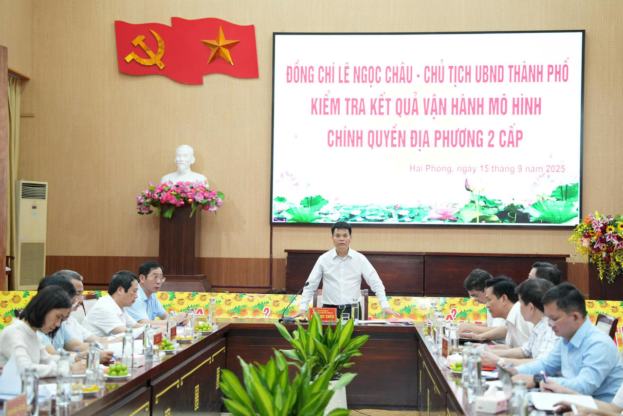 Chủ tịch UBND thành phố Lê Ngọc Châu chủ trì cuộc làm việc với các phường.