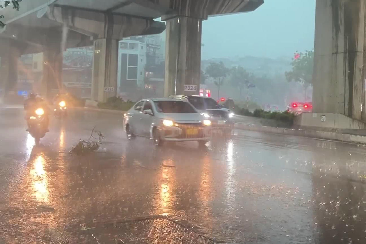 Thời tiết ngày 16/9: Mưa dông duy trì ở nhiều nơi, trên biển xuất hiện vùng áp thấp