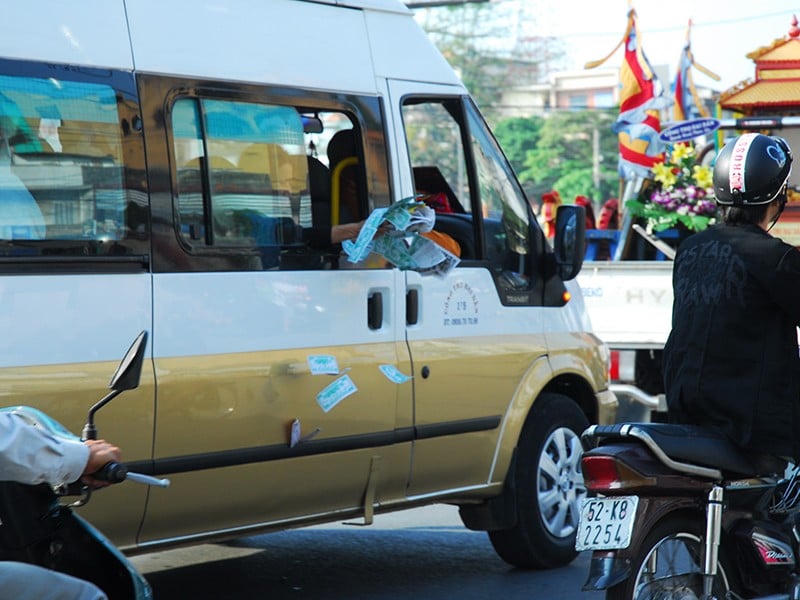 Rải vàng mã khi đưa tang. 