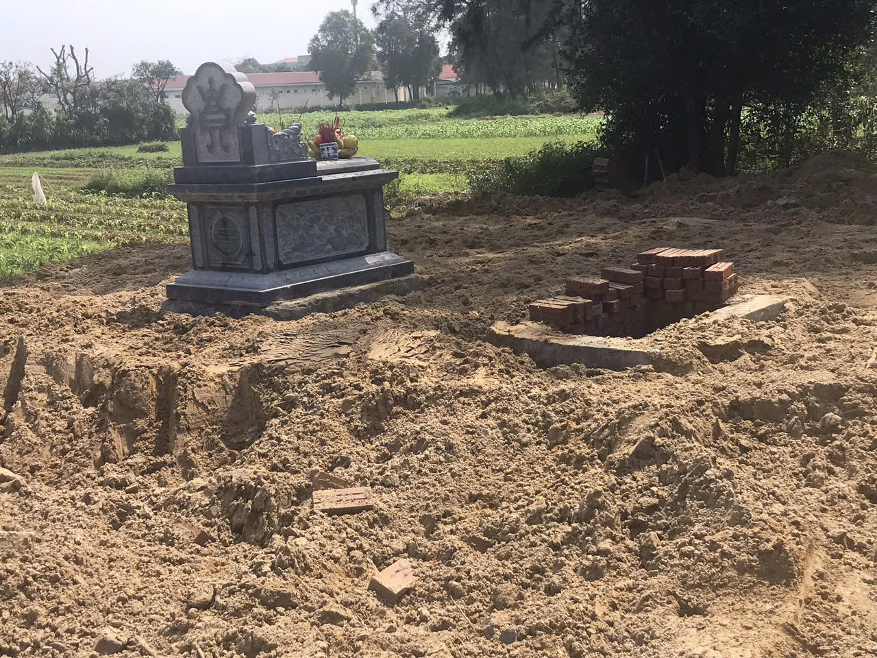 Hiện trường khu mộ của gia đình người khởi kiện. Ảnh: Tư liệu
