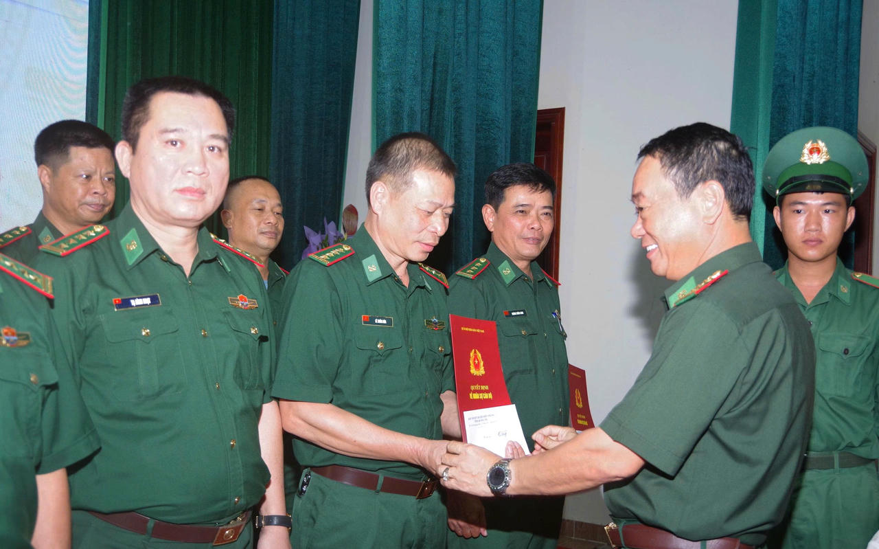 Lãnh đạo Ban Chỉ huy BĐBP tỉnh trao quyết định nghỉ hưu trước hạn tuổi cho các cán bộ.