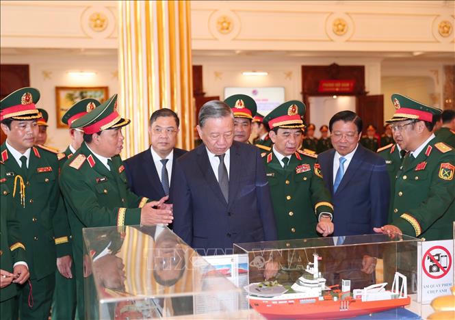 Tổng Bí thư Tô Lâm và đại biểu tham quan trưng bày các sản phẩm của Tổng cục Công nghiệp Quốc phòng. Ảnh: Trọng Đức/TTXVN