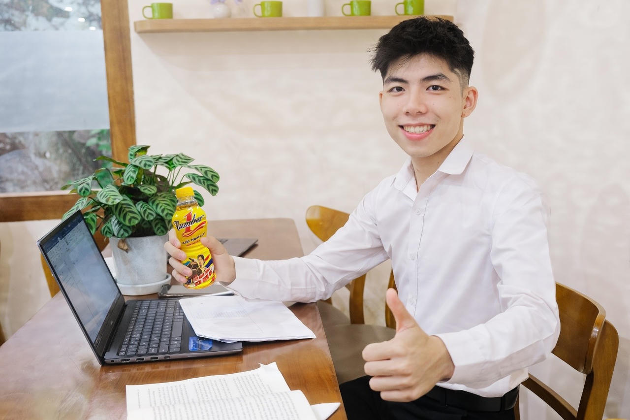 
















“Nhiều người trẻ chọn
cách tiếp năng lượng với Number 1 khi liên tục làm ngày cày đêm để có thêm thu
nhập, thỏa đam mê và phát triển bản thân.



