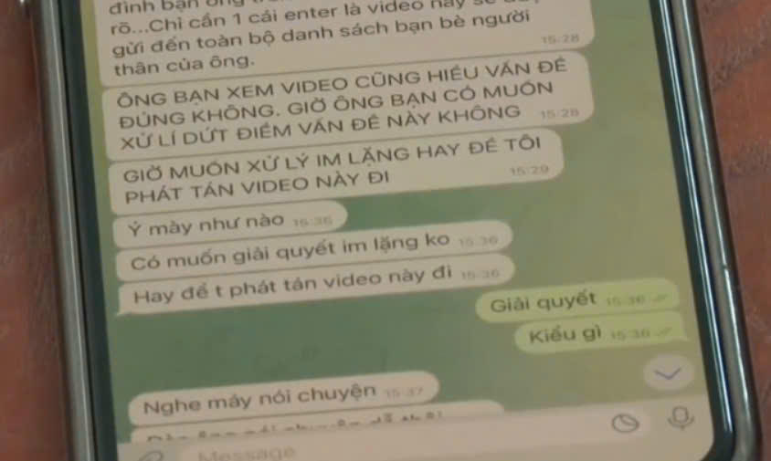 Hình ảnh tin nhắn đe dọa, tống tiền do đối tượng gửi cho nạn nhân.