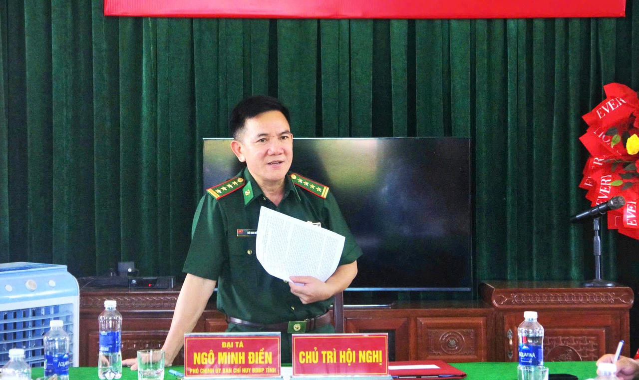 Đại tá Ngô Minh Điền, Phó Chính ủy BĐBP tỉnh Quảng Trị phát biểu chỉ đạo tại đơn vị tuyến biển.
