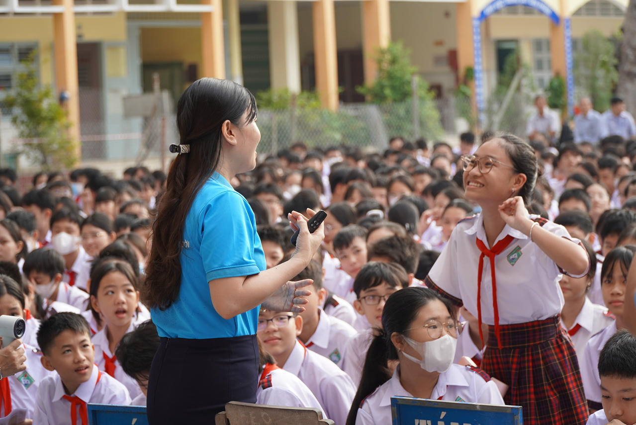 Học sinh trường THCS Xuân Diệu tham gia trả lời câu hỏi cuối buổi tuyên truyền. Ảnh: Kim Ngân