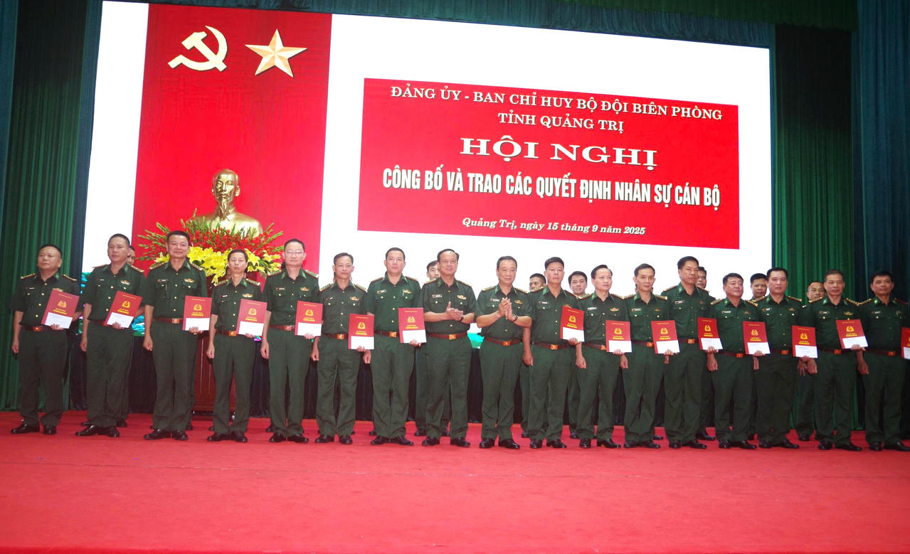 Thừa ủy quyền của Bộ Quốc phòng, Bộ Tư lệnh BĐBP, lãnh đạo Ban Chỉ huy BĐBP tỉnh trao các quyết định cho 30 đồng chí nghỉ hưu trước hạn tuổi.