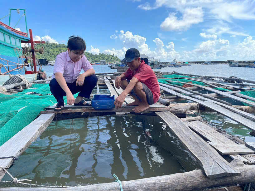 Cán bộ tín dụng chính sách NHCSXH tỉnh An Giang luôn bám sát cơ sở và tận tình giúp giúp dân sử dụng vốn đúng mục đích , đạt hiệu quả kinh tế.