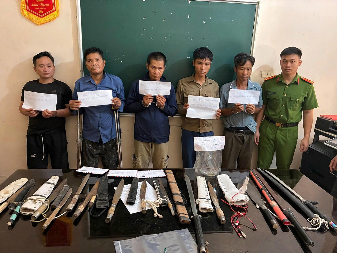 Đột kích ổ nhóm ma túy, khám xét nhà thu giữ nhiều vũ khí