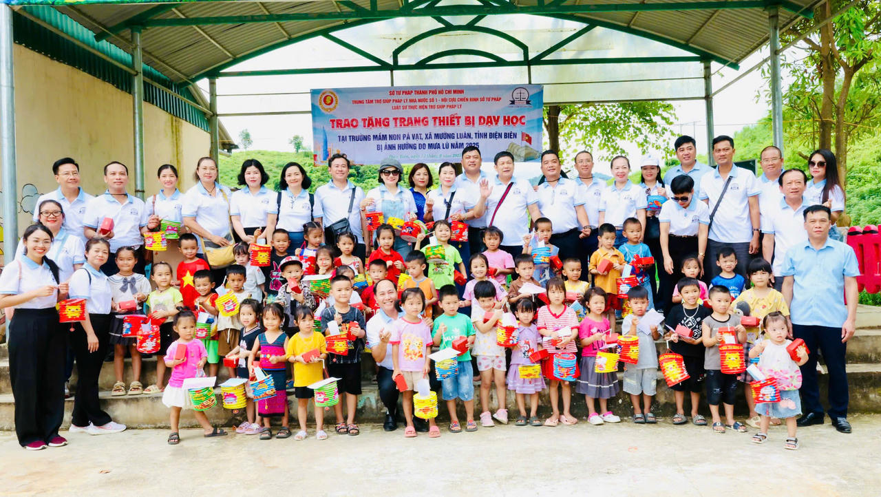 Trung tâm TGPL trao tặng trang thiết bị dạy học và khu vui chơi cho Trường mầm non Pá Vạt 