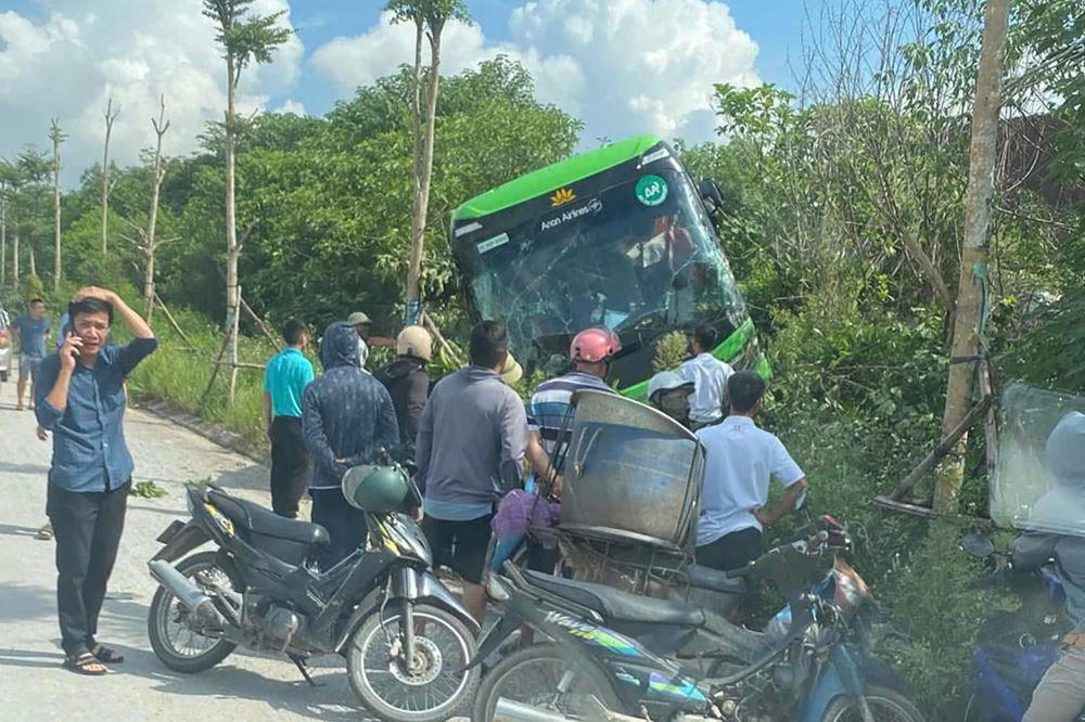 Xe khách 45 chỗ chở du khách nước ngoài bị lao ra khỏi đường cao tốc sau va chạm liên hoàn.