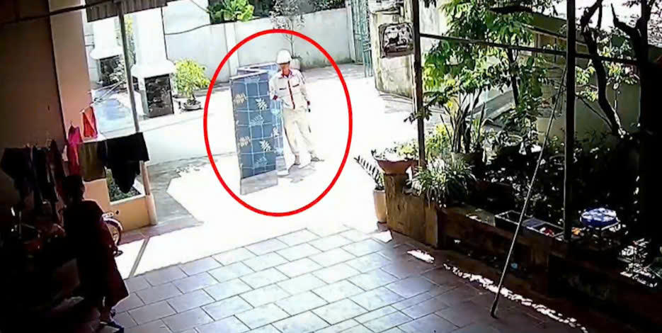 Đối tượng giả danh nhân viên điện lực tiếp cận, thuyết phục người dân mua dây điện.