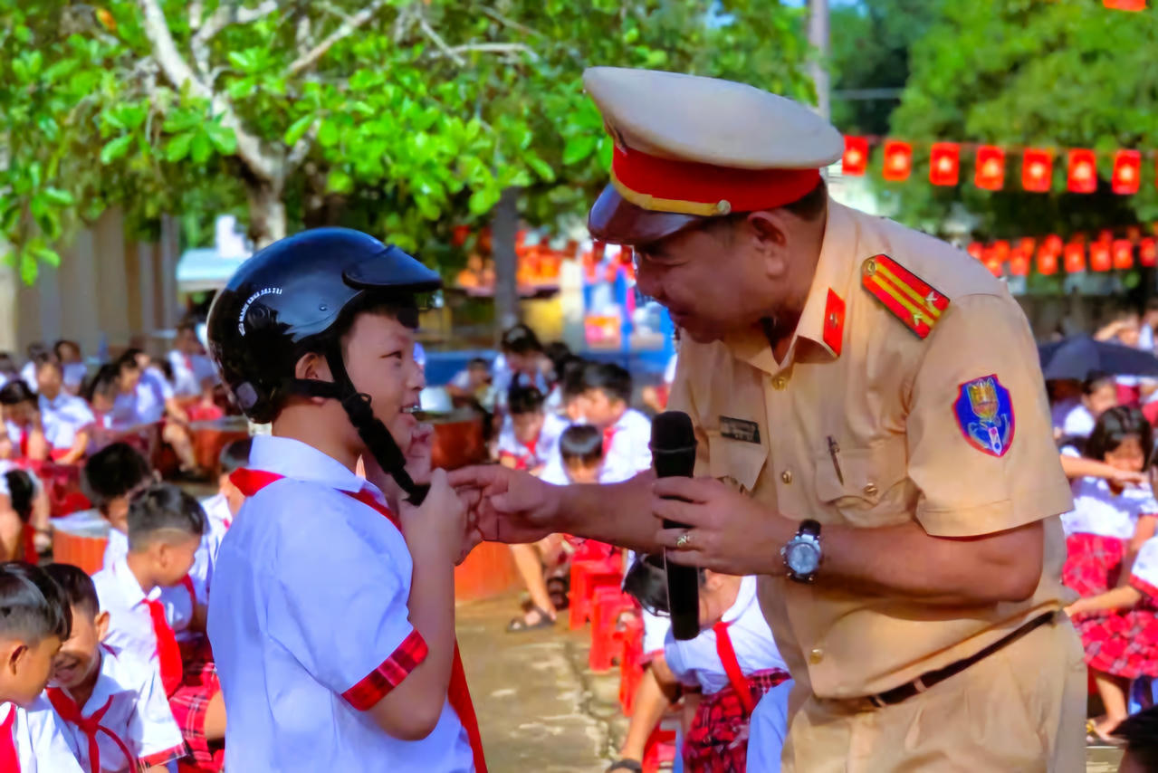 Buổi tuyên truyền góp phần xây dựng văn hóa tham gia giao thông an toàn.